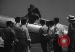 Image Howard Hughes arrivant à la gare Union Air Terminal Los Angeles California USA, 1936, de la seconde 54 séquences d'archives historiques vidéo 65675070377