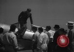 Image Howard Hughes arrivant à la gare Union Air Terminal Los Angeles California USA, 1936, de la seconde 60 séquences d'archives historiques vidéo 65675070377