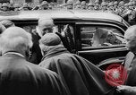 Standbild Papst Pius XII Besucht die alte Schule Rom Italien, 1957, aus Sekunde 4 historischem Filmmaterial Videoclip 65675070383