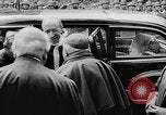 Standbild Papst Pius XII Besucht die alte Schule Rom Italien, 1957, aus Sekunde 6 historischem Filmmaterial Videoclip 65675070383