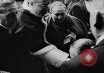 Standbild Papst Pius XII Besucht die alte Schule Rom Italien, 1957, aus Sekunde 8 historischem Filmmaterial Videoclip 65675070383