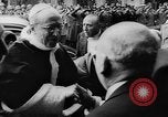 Standbild Papst Pius XII Besucht die alte Schule Rom Italien, 1957, aus Sekunde 10 historischem Filmmaterial Videoclip 65675070383