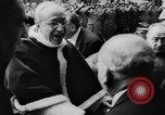 Standbild Papst Pius XII Besucht die alte Schule Rom Italien, 1957, aus Sekunde 11 historischem Filmmaterial Videoclip 65675070383