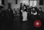 Standbild Papst Pius XII Besucht die alte Schule Rom Italien, 1957, aus Sekunde 15 historischem Filmmaterial Videoclip 65675070383