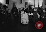 Standbild Papst Pius XII Besucht die alte Schule Rom Italien, 1957, aus Sekunde 16 historischem Filmmaterial Videoclip 65675070383