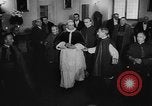 Standbild Papst Pius XII Besucht die alte Schule Rom Italien, 1957, aus Sekunde 17 historischem Filmmaterial Videoclip 65675070383
