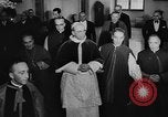 Standbild Papst Pius XII Besucht die alte Schule Rom Italien, 1957, aus Sekunde 19 historischem Filmmaterial Videoclip 65675070383