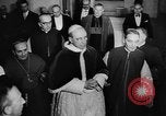 Standbild Papst Pius XII Besucht die alte Schule Rom Italien, 1957, aus Sekunde 20 historischem Filmmaterial Videoclip 65675070383