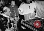 Standbild Papst Pius XII Besucht die alte Schule Rom Italien, 1957, aus Sekunde 26 historischem Filmmaterial Videoclip 65675070383