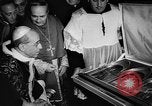 Standbild Papst Pius XII Besucht die alte Schule Rom Italien, 1957, aus Sekunde 27 historischem Filmmaterial Videoclip 65675070383