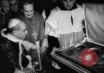 Standbild Papst Pius XII Besucht die alte Schule Rom Italien, 1957, aus Sekunde 28 historischem Filmmaterial Videoclip 65675070383