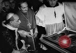 Standbild Papst Pius XII Besucht die alte Schule Rom Italien, 1957, aus Sekunde 29 historischem Filmmaterial Videoclip 65675070383