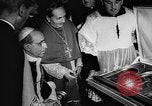 Standbild Papst Pius XII Besucht die alte Schule Rom Italien, 1957, aus Sekunde 30 historischem Filmmaterial Videoclip 65675070383