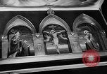 Standbild Papst Pius XII Besucht die alte Schule Rom Italien, 1957, aus Sekunde 32 historischem Filmmaterial Videoclip 65675070383