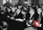 Standbild Papst Pius XII Besucht die alte Schule Rom Italien, 1957, aus Sekunde 36 historischem Filmmaterial Videoclip 65675070383