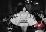 Standbild fashion show Rom Italien, 1957, aus Sekunde 6 historischem Filmmaterial Videoclip 65675070385