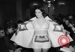 Standbild fashion show Rom Italien, 1957, aus Sekunde 7 historischem Filmmaterial Videoclip 65675070385