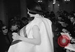 Standbild fashion show Rom Italien, 1957, aus Sekunde 8 historischem Filmmaterial Videoclip 65675070385