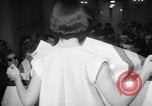 Standbild fashion show Rom Italien, 1957, aus Sekunde 9 historischem Filmmaterial Videoclip 65675070385