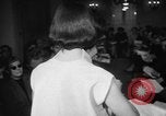 Standbild fashion show Rom Italien, 1957, aus Sekunde 10 historischem Filmmaterial Videoclip 65675070385