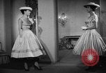 Standbild fashion show Rom Italien, 1957, aus Sekunde 11 historischem Filmmaterial Videoclip 65675070385