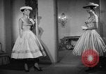 Standbild fashion show Rom Italien, 1957, aus Sekunde 12 historischem Filmmaterial Videoclip 65675070385