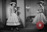 Standbild fashion show Rom Italien, 1957, aus Sekunde 13 historischem Filmmaterial Videoclip 65675070385