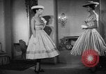 Standbild fashion show Rom Italien, 1957, aus Sekunde 14 historischem Filmmaterial Videoclip 65675070385
