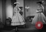 Standbild fashion show Rom Italien, 1957, aus Sekunde 15 historischem Filmmaterial Videoclip 65675070385