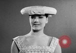 Standbild fashion show Rom Italien, 1957, aus Sekunde 16 historischem Filmmaterial Videoclip 65675070385