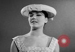 Standbild fashion show Rom Italien, 1957, aus Sekunde 17 historischem Filmmaterial Videoclip 65675070385