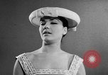 Standbild fashion show Rom Italien, 1957, aus Sekunde 18 historischem Filmmaterial Videoclip 65675070385