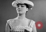Standbild fashion show Rom Italien, 1957, aus Sekunde 19 historischem Filmmaterial Videoclip 65675070385