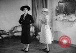 Standbild fashion show Rom Italien, 1957, aus Sekunde 23 historischem Filmmaterial Videoclip 65675070385
