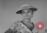 Standbild fashion show Rom Italien, 1957, aus Sekunde 29 historischem Filmmaterial Videoclip 65675070385