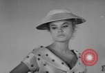 Standbild fashion show Rom Italien, 1957, aus Sekunde 31 historischem Filmmaterial Videoclip 65675070385
