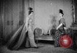 Standbild fashion show Rom Italien, 1957, aus Sekunde 32 historischem Filmmaterial Videoclip 65675070385