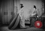 Standbild fashion show Rom Italien, 1957, aus Sekunde 33 historischem Filmmaterial Videoclip 65675070385
