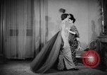 Standbild fashion show Rom Italien, 1957, aus Sekunde 34 historischem Filmmaterial Videoclip 65675070385