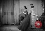Standbild fashion show Rom Italien, 1957, aus Sekunde 35 historischem Filmmaterial Videoclip 65675070385