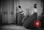 Standbild fashion show Rom Italien, 1957, aus Sekunde 36 historischem Filmmaterial Videoclip 65675070385