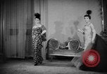 Standbild fashion show Rom Italien, 1957, aus Sekunde 37 historischem Filmmaterial Videoclip 65675070385