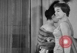 Standbild fashion show Rom Italien, 1957, aus Sekunde 39 historischem Filmmaterial Videoclip 65675070385
