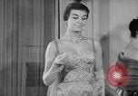 Standbild fashion show Rom Italien, 1957, aus Sekunde 40 historischem Filmmaterial Videoclip 65675070385