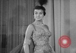 Standbild fashion show Rom Italien, 1957, aus Sekunde 42 historischem Filmmaterial Videoclip 65675070385
