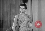 Standbild fashion show Rom Italien, 1957, aus Sekunde 43 historischem Filmmaterial Videoclip 65675070385
