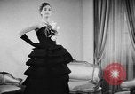 Standbild fashion show Rom Italien, 1957, aus Sekunde 44 historischem Filmmaterial Videoclip 65675070385