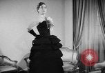 Standbild fashion show Rom Italien, 1957, aus Sekunde 45 historischem Filmmaterial Videoclip 65675070385