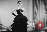 Standbild fashion show Rom Italien, 1957, aus Sekunde 46 historischem Filmmaterial Videoclip 65675070385