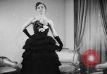 Standbild fashion show Rom Italien, 1957, aus Sekunde 47 historischem Filmmaterial Videoclip 65675070385